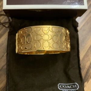 Coach bangel. Gold